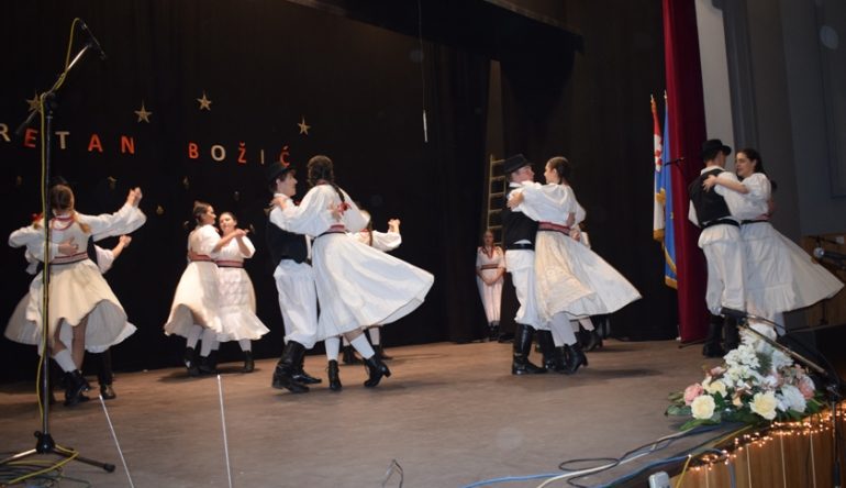 Advent-u-Mariji-Bistrici-nastavljen-koncertom-KUD-a-Lovro-Jezek05