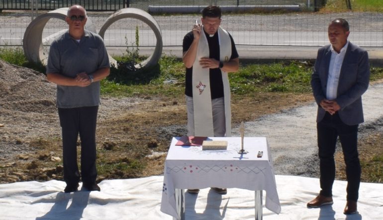 Blagoslov-gradilista-i-radova-nove-mrtvacnice-i-groblja6