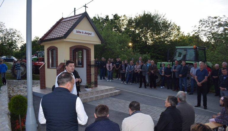 Blagoslov-traktora-u-Globocecu-i-pocetak-svibanjskih-poboznosti-9