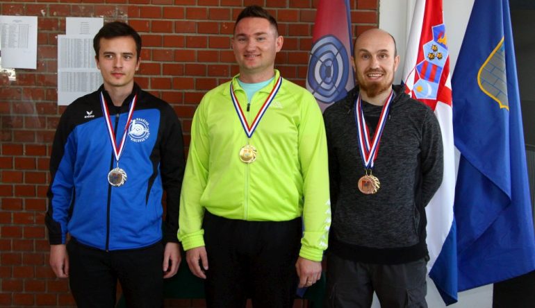 Dino-Cukman-i-ekipa-SK-M.-Bistrica-prvaci-Hrvatske3