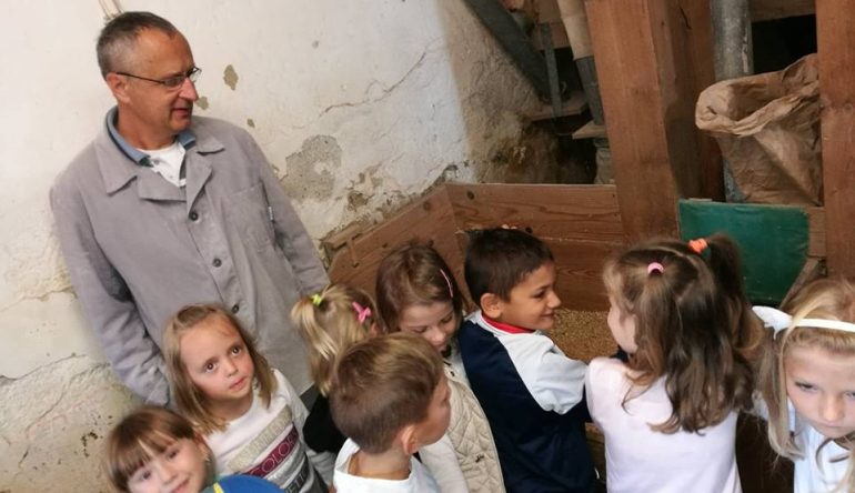 Djeca-Djecjeg-vrtica-Puslek-uoci-dana-Kruha-posjetila-mlin-u-Loboru06