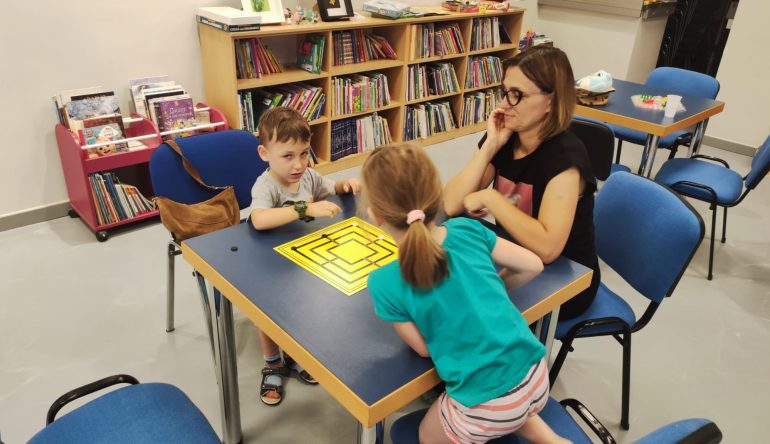 Djeca-zaigrala-drustvene-igre-u-Opcinskoj-knjiznici-i-citaonici-Marija-Bistrica4