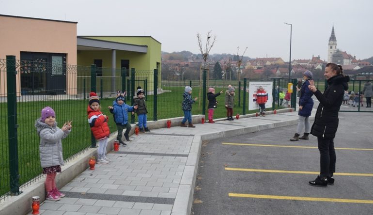 Djecji-vrtic-Puslek-Marija-Bistrica-ukljucio-se-u-spomen-–-cin-I-u-mom-gradu-Vukovar-svijetli7