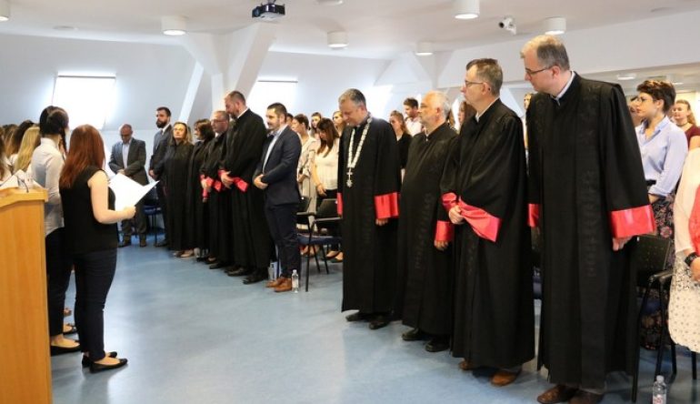 Dodjela-nagrada-najboljim-studentima-u-ak.-god.-2015-2016.-na-Hrvatskom-katolickom-sveucilistu