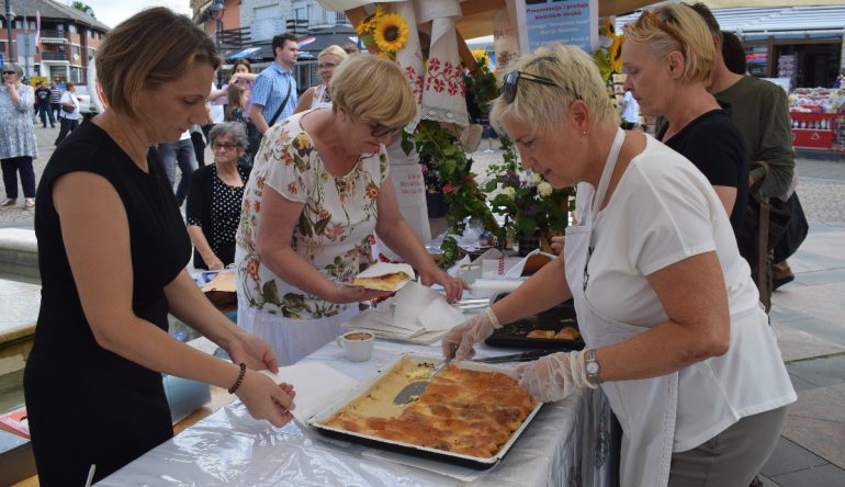 Humanitarna-prodaja-strukli-Udruge-Hrvatska-zena-Marija-Bistrica-uz-nastup-Zbora-Bistricko-zvono2