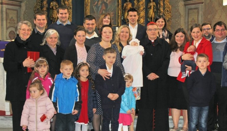 Kardinal-Bozanic-krstio-Katarinu-peto-dijete-iz-obitelji-Mihaela-i-Ane-Novina