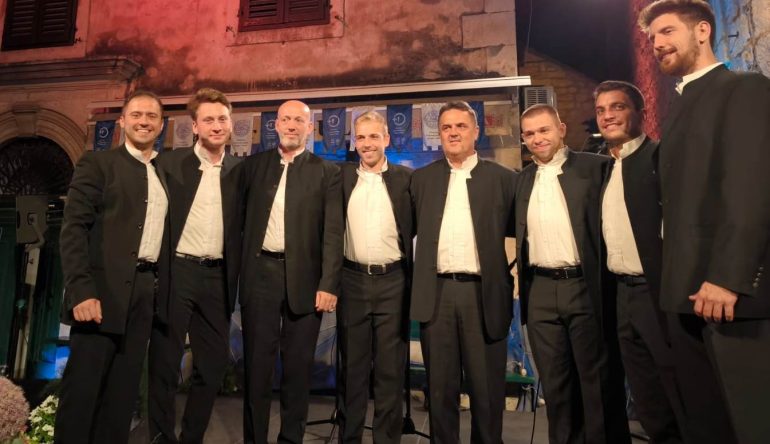 Klapa-Bistrica-odlicno-nastupila-u-finalu-Festivala-dalmatinskih-klapa-u-Omisu2