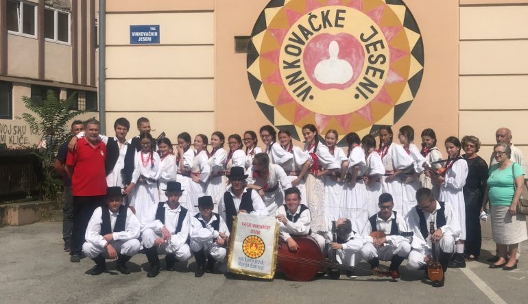 Kolovrti-i-tamburasi-KUD-a-Lovro-Jezek-na-Vinkovackim-jesenima05