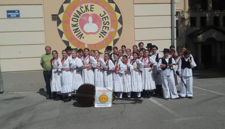 Kolovrti-i-tamburasi-KUD-a-Lovro-Jezek-na-Vinkovackim-jesenima3