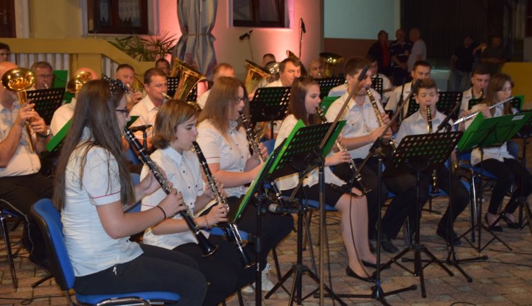 Koncertno-zabavna-vecer-Limene-glazbe-KUD-a-Lovro-Jezek-18-16