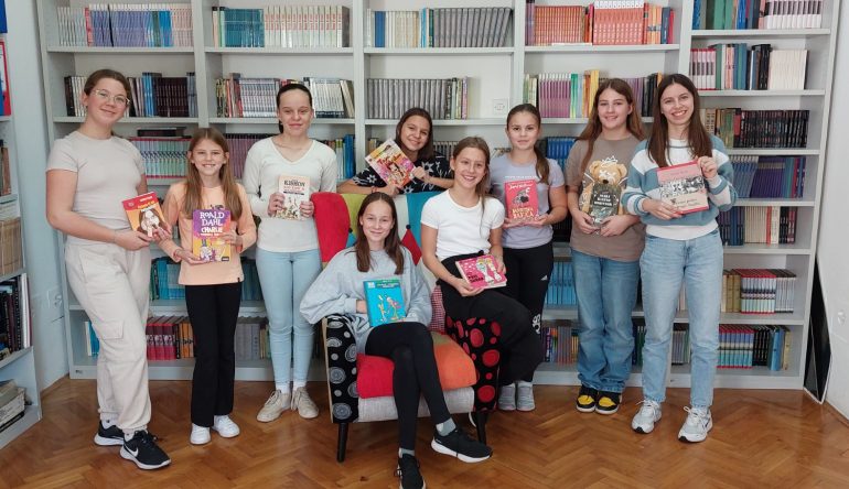 Lucija-Parlov-i-Lucija-Jakopovic-pobjednice-skolskog-natjecanja-u-citanju-naglas-