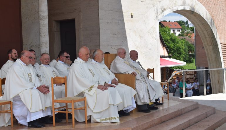 Neka-nas-svatko-smatra-sluzbenicima-Gospodnjim-9