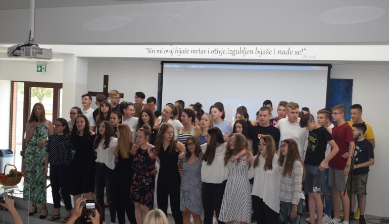 Od-skole-se-oprostili-bistricki-osmasi07