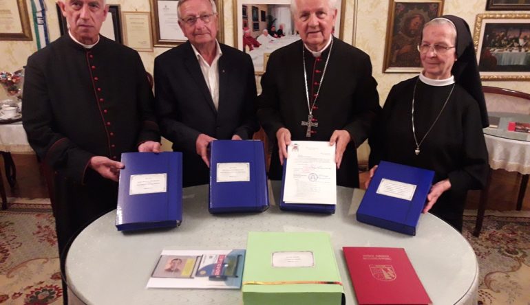 Povijesna-komisija-u-kauzi-sluge-Bozjega-Ante-Dujlovica-predala-dokumente-biskupu-Komarici