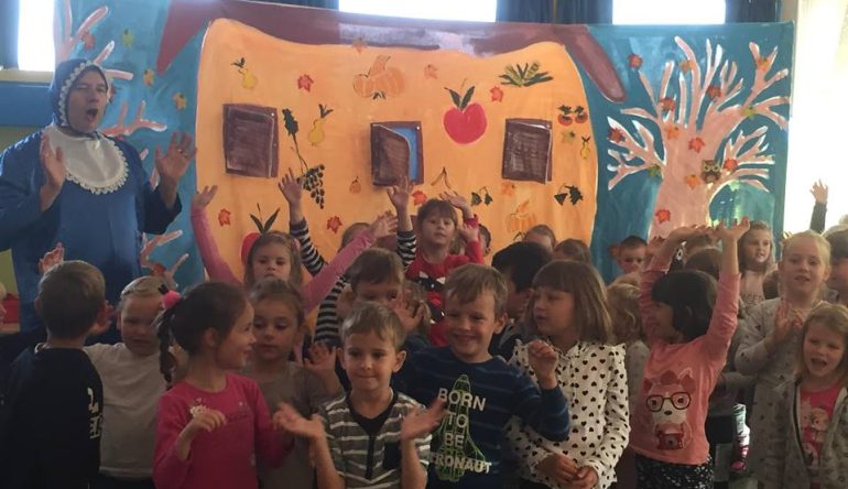 Predstava-Jesen-nam-je-isla-bosa-pa-joj-kaplje-sad-iz-nosa-u-DV-Puslek9