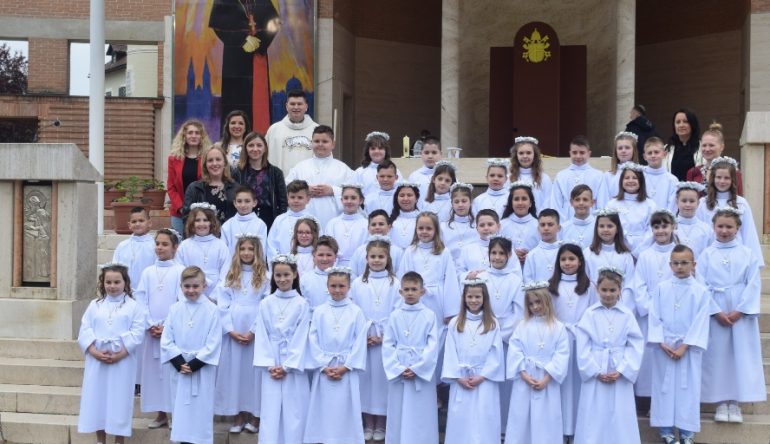 Prvu-svetu-pricest-u-Mariji-Bistrici-primilo-45-oro-prvopricesnika-8