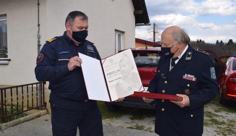 Rajku-Jutrisi-povelja-i-plaketa-s-likom-Gjure-Stjepana-Dezelica4
