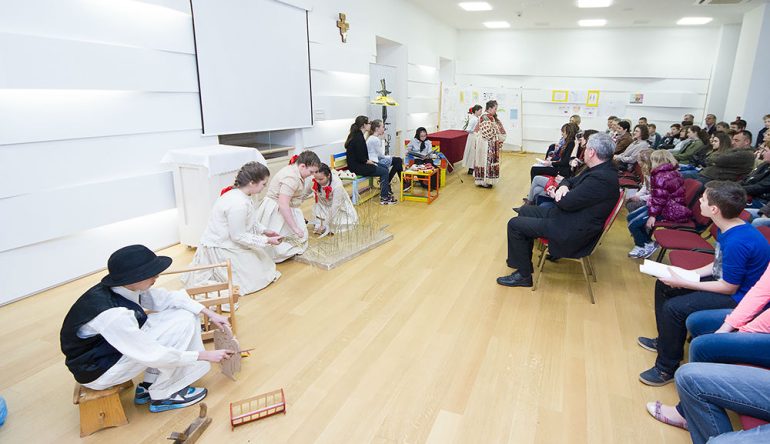 Slikovnica-Legenda-o-crnem-kipu-predstavljena-u-sisackom-Velikom-Kaptolu-4