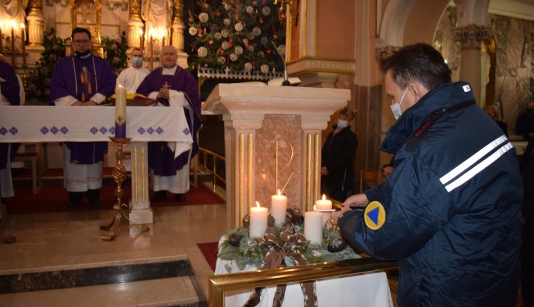Stjepan-Skuliber-upalio-cetvrtu-svijecu-na-zupanijskom-Adventskom-vijencu2