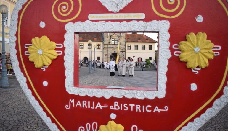 U-Prasvetiste-pjesacilo-800-njak-pjesaka09