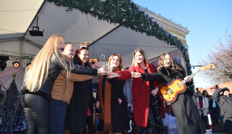 Uciteljice-i-Boss-band-na-bistrickom-Doceku-u-podne0114