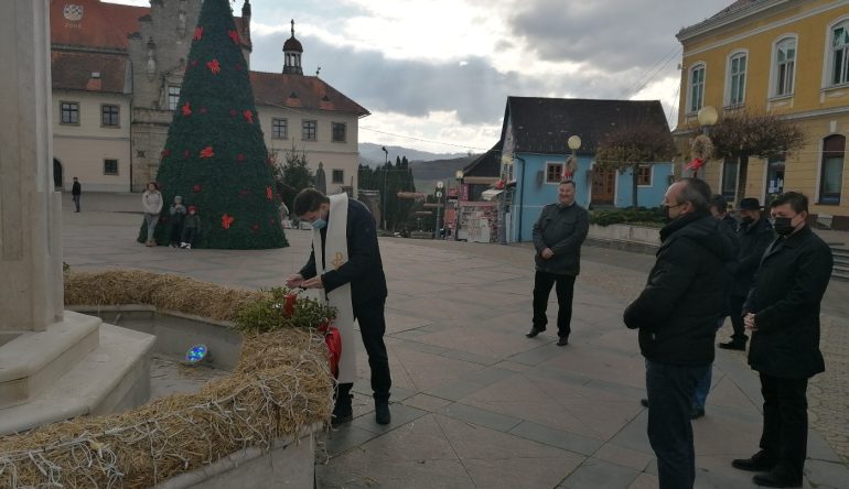 Upaljena-1.-svijeca-na-adventskom-vijencu-na-sredisnjem-bistrickom-trgu-6