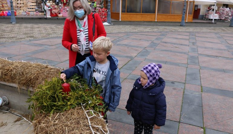 Upaljena-i-2.-svijeca-na-adventskom-vijencu-na-sredisnjem-bistrickom-trgu-3