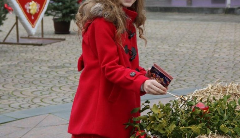 Upaljena-i-4.-svijeca-na-adventskom-vijencu-na-sredisnjem-bistrickom-trgu