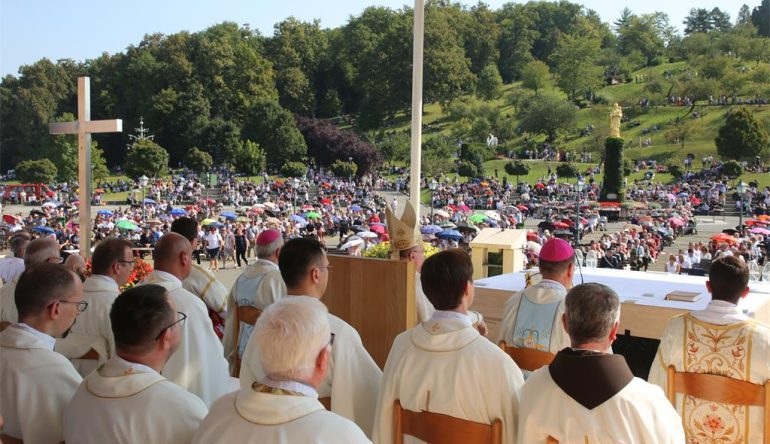 Zavrseno-289.-zavjetno-hodocasce-vjernika-grada-Zagreba-i-nadbiskupijsko-hodocasce-mladih-Majci-Bozjoj-Bistrickoj3