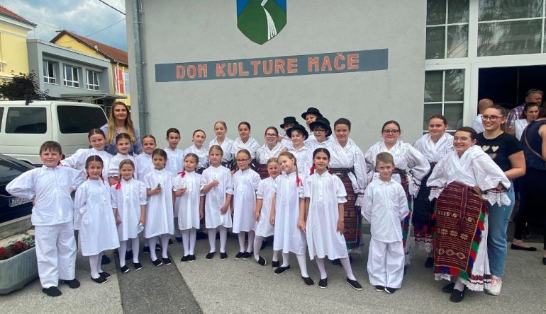 Zveglice-i-Srceka-uz-tamburase-na-zupanijskoj-smotri-djecjeg-folklora-u-Macu2